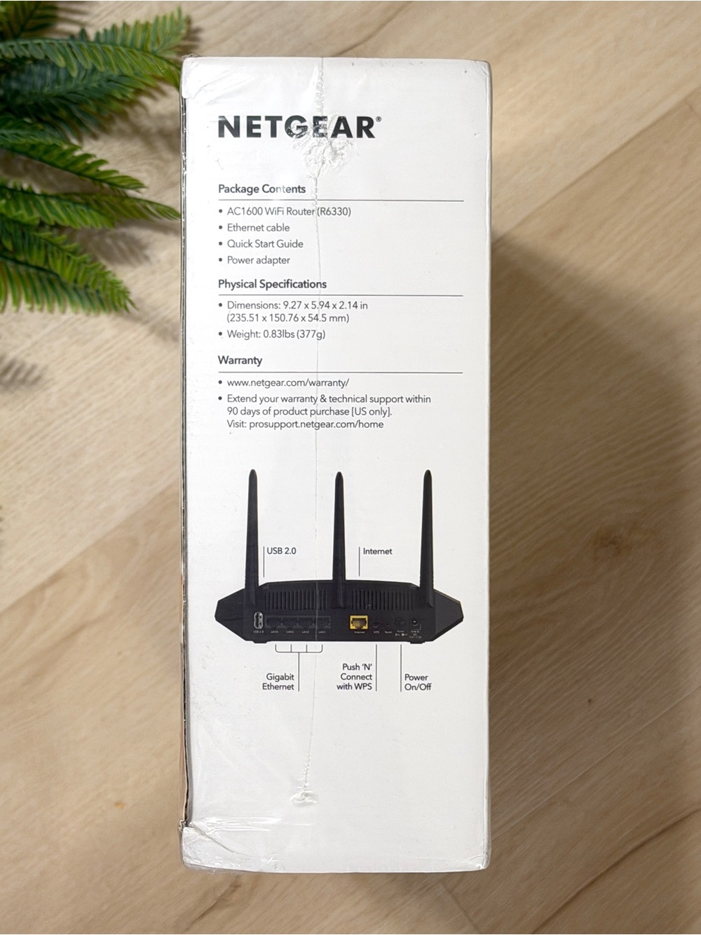 NETGEAR Black Wireless Router 1600 Mbps - Picture 2 of 5